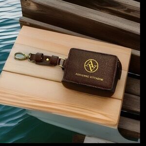 Adrienne Vitadini Brown luggage tag ID holder brown leather gold tone Logo